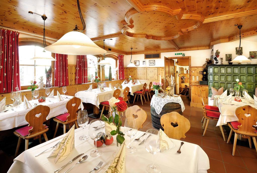 Hotel Gruener Baum Zell am See Restoran fotoğraf
